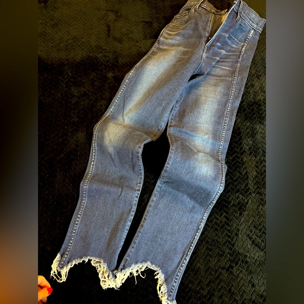 3x1 brand new jeans, very flattering but too small for me 🥲